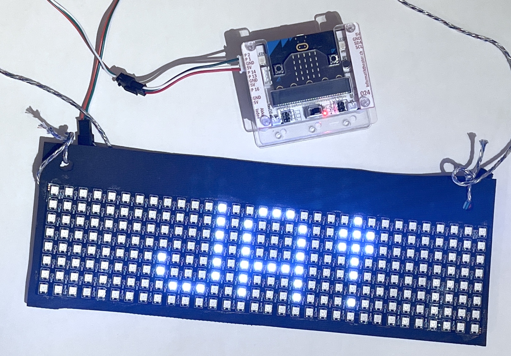 Knöpfe A und B steuern Texte auf der Matrix 32×8